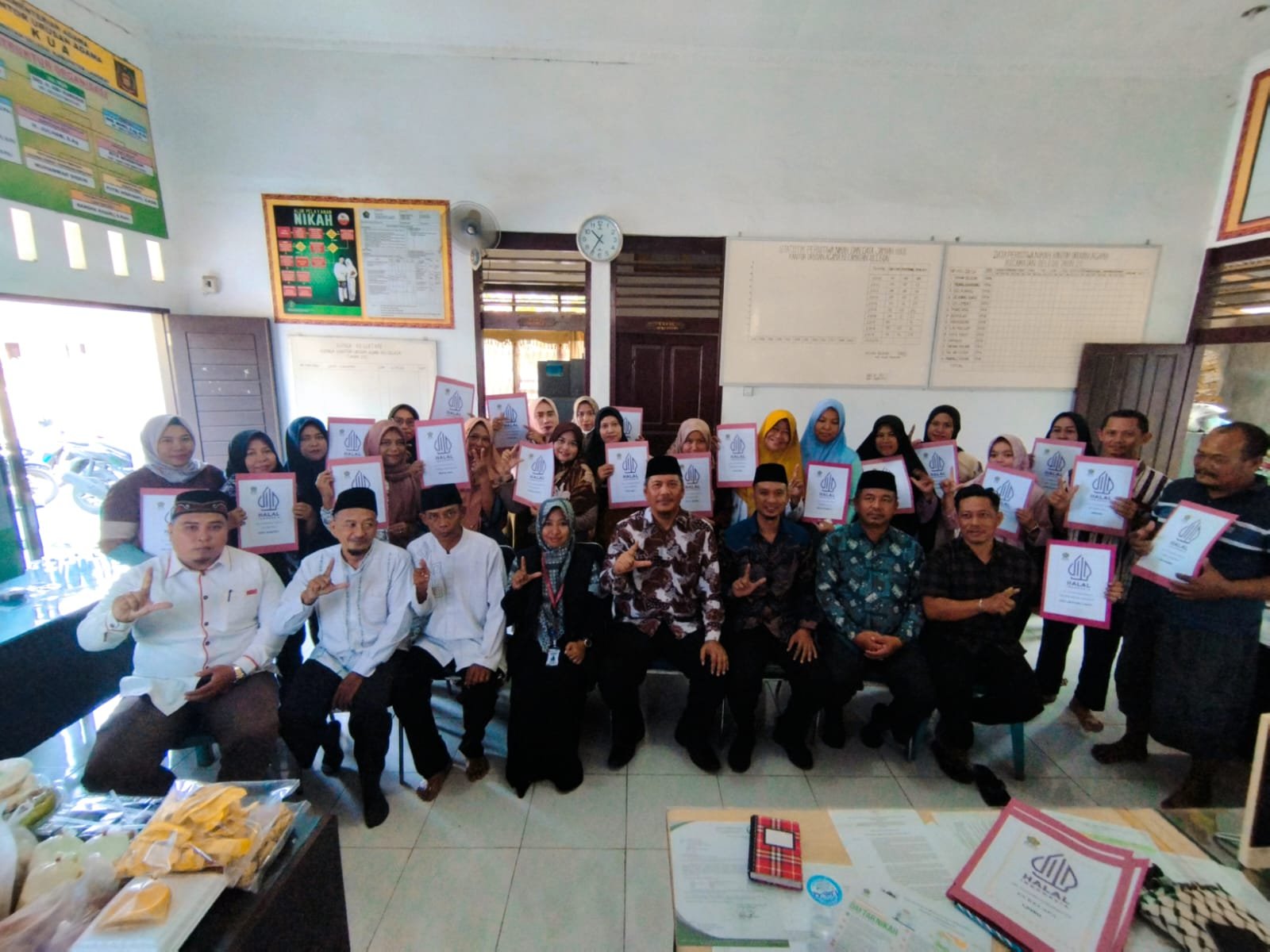KEPALA KUA KECAMATAN SELESAI KEMENTERIAN AGAMA KABUPATEN LANGKAT SERAHKAN SERTIFIKAT HALAL KEPADA PELAKU UMKM