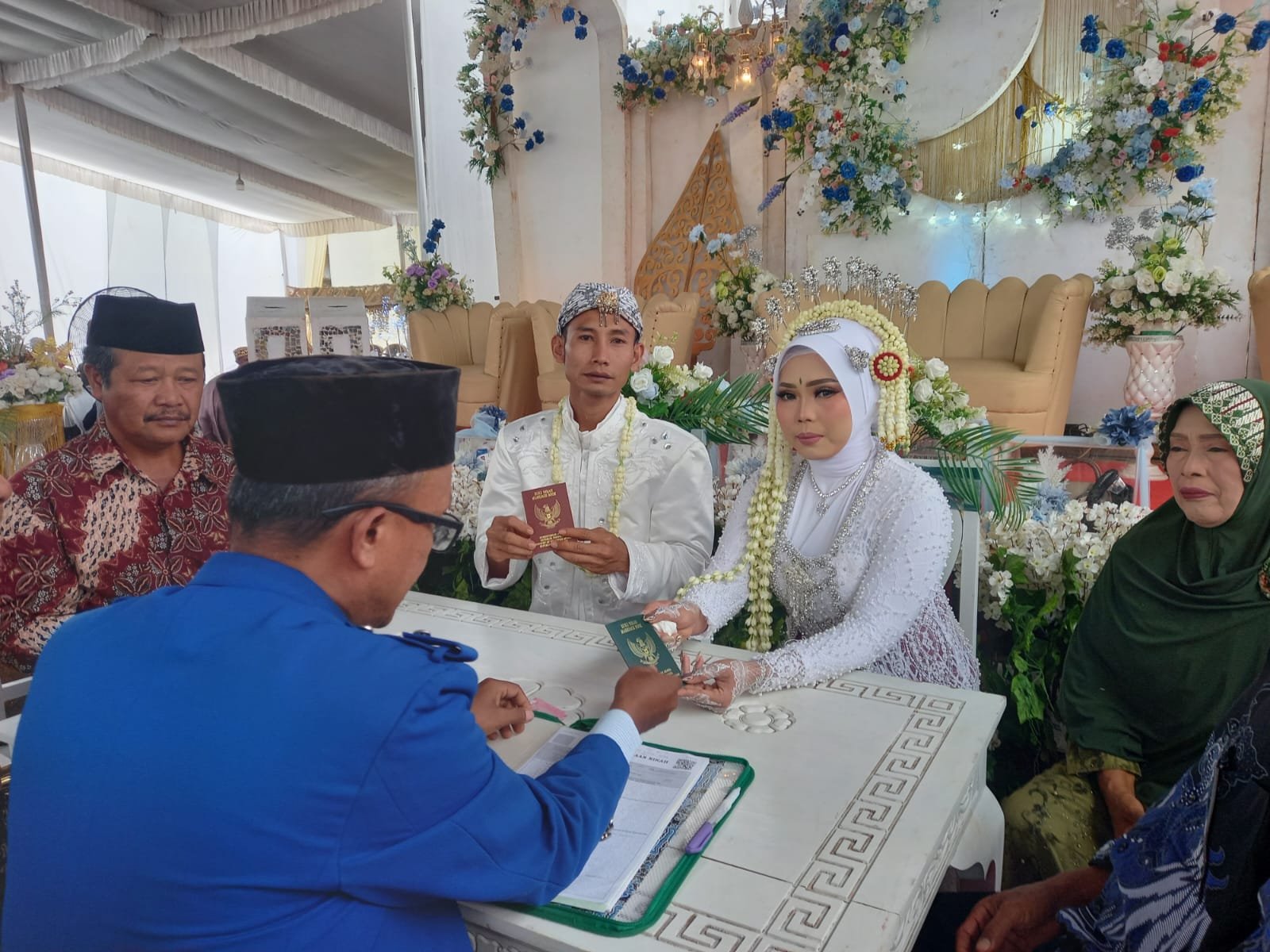 Penghulu Hadiri Pencatatan Nikah Di Desa Terjauh