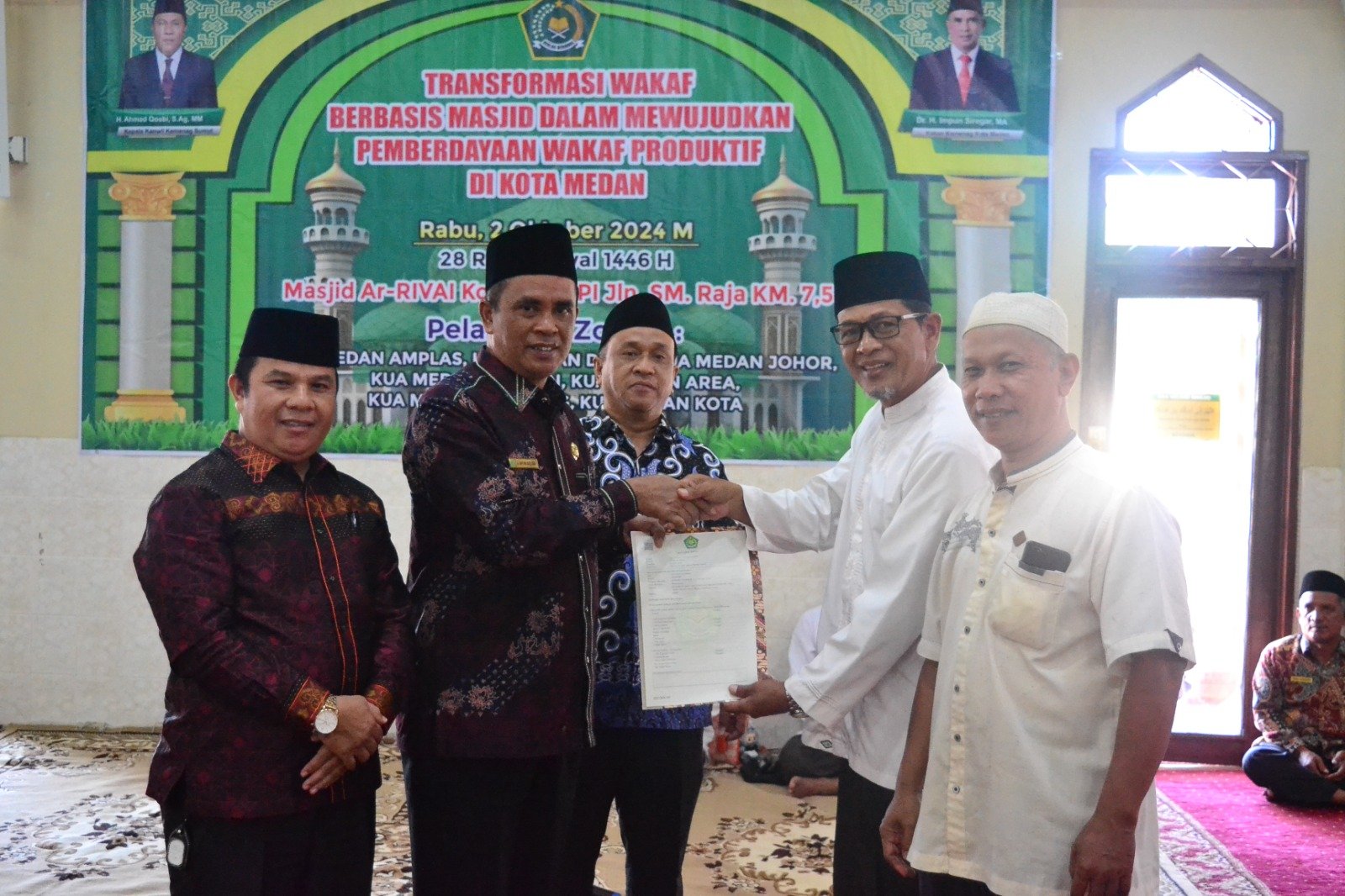 KAKAN KEMENAG MEDAN SERAHKAN AIW ELEKTRONIK PERTAMA DI KECAMATAN MEDAN DENAI KEPADA NAZHIR TANAH WAKAF MASJID NURUL HUDA