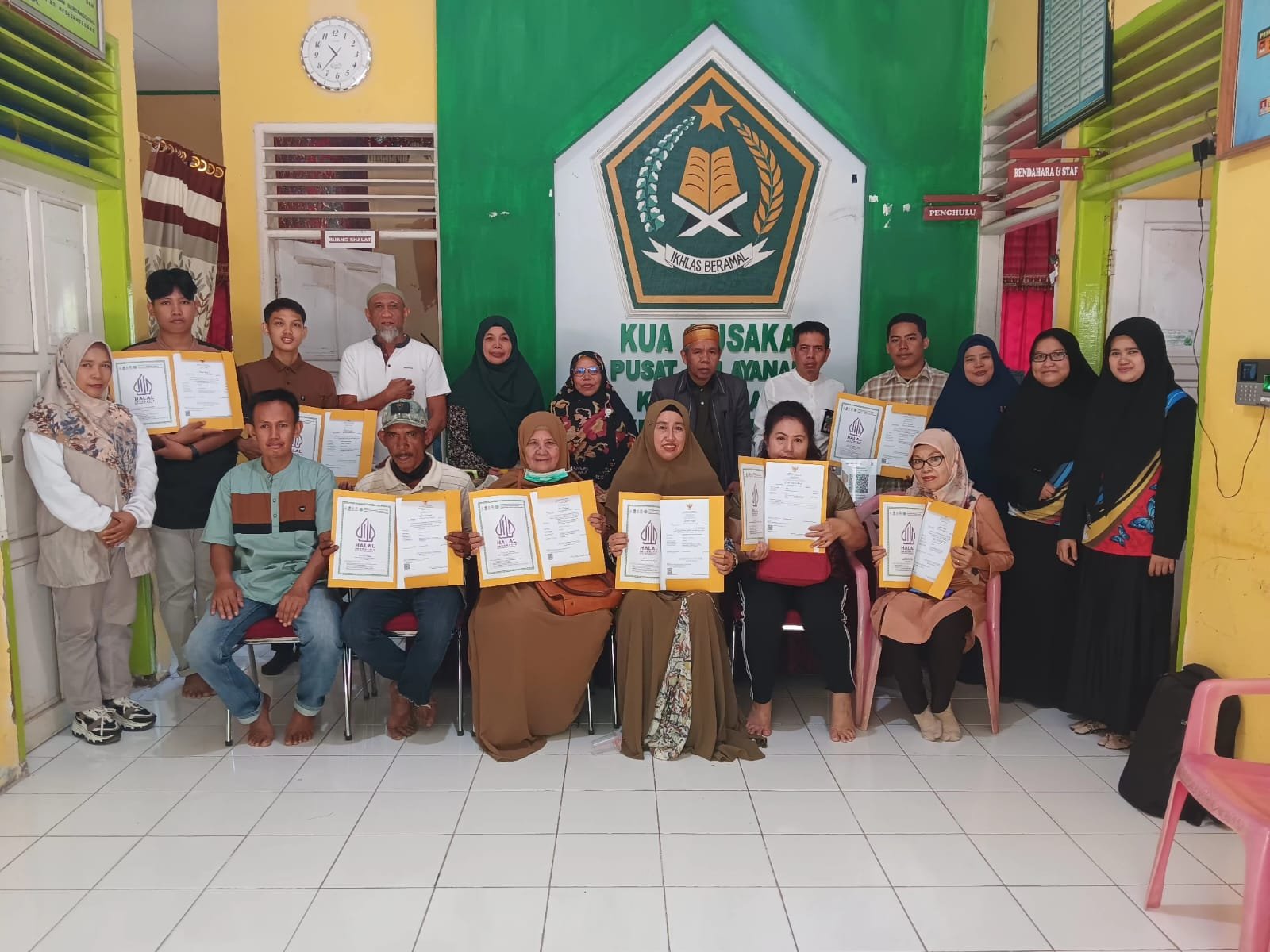 Kepala Kua Turikale Serahkan Sertifikat Halal Kepada Pelaku Usaha