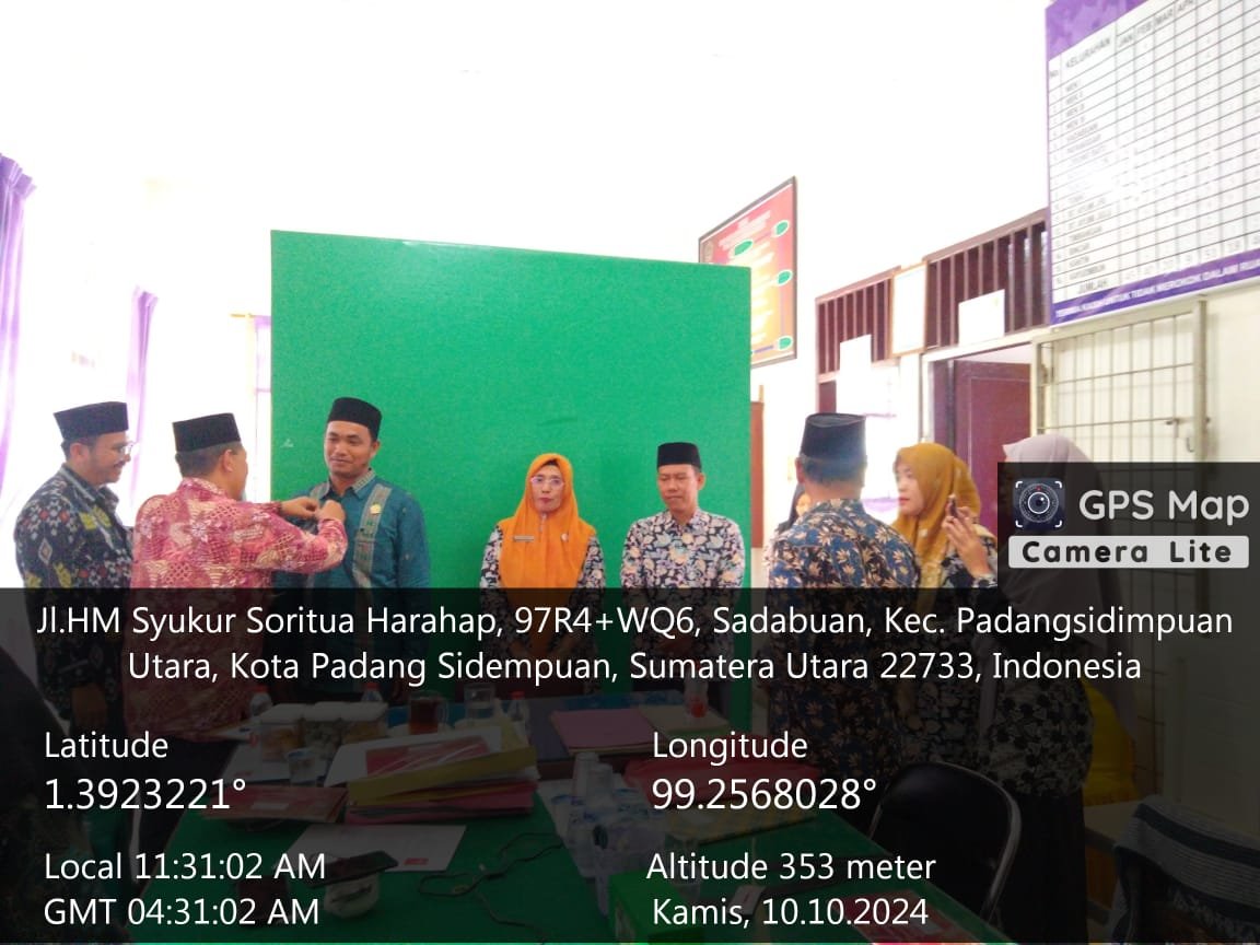 Kepala Kantor Kemenag Kota Padangsidimpuan Sematkan PIN Moderasi Beragama Kepada Penyuluh KUA Kec.Padangsidimpuan Utara.