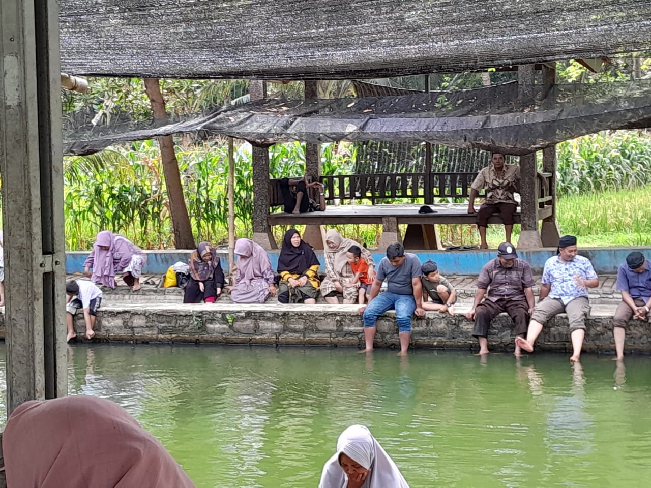Keluarga Penghulu Berwisata di Kali Indah: Sehat, Murah, dan Menyegarkan
