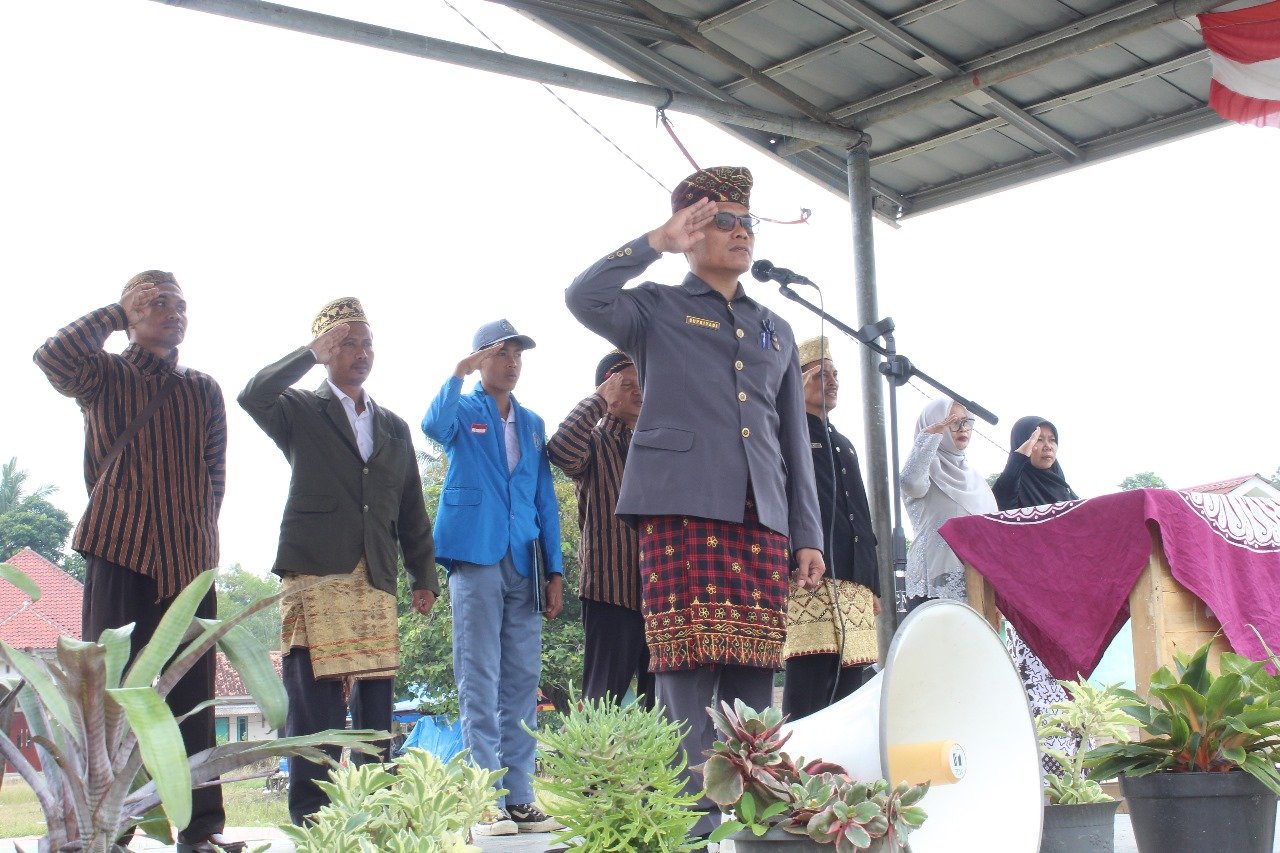 Momen Spesial Hari Guru: Penghulu KUA Labuhan Maringgai Jadi Pembina Upacara
