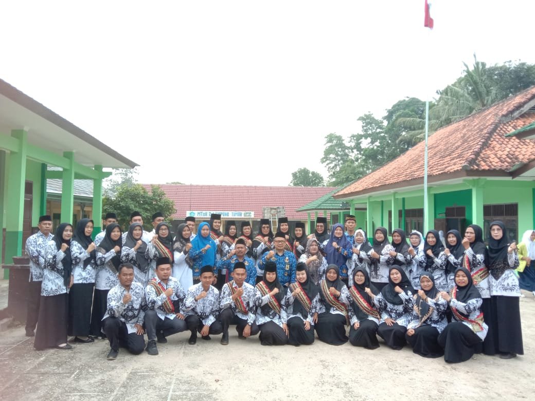 Kepala KUA Raman Utara, Muhson, S.Ag., M.Sy., Ikuti Upacara Hari Guru Nasional di Lapangan Merdeka Kecamatan Raman Utara