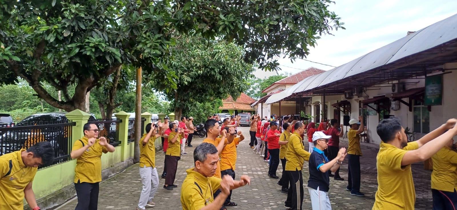 Pegawai Kementerian Agama Kabupaten Lampung Timur Semangat Ikuti Senam Kesegaran Jasmani dalam Rangka Launching HAB ke-79