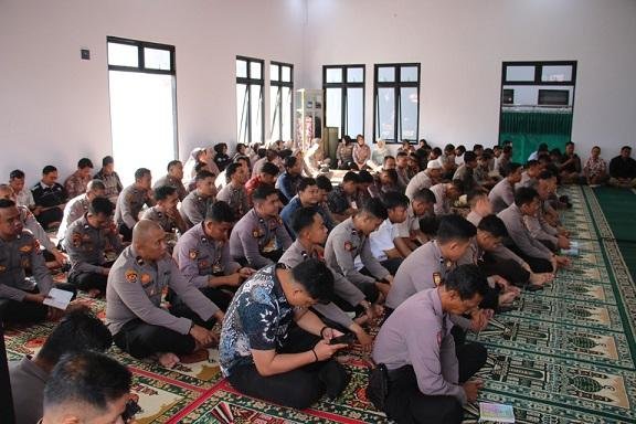 Kepala KUA Curup Tengah Sampaikan Pesan Kemerdekaan melalui Mimbar Jum’at