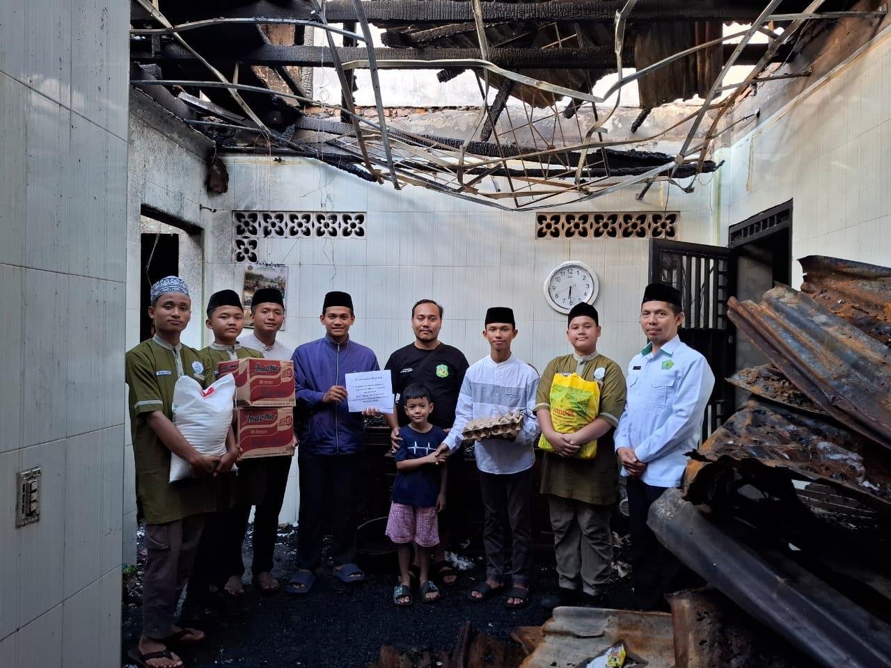 Kepala Kantor Urusan Agama (KUA) Kecamatan Medan Perjuangan Serahkan Bantuan