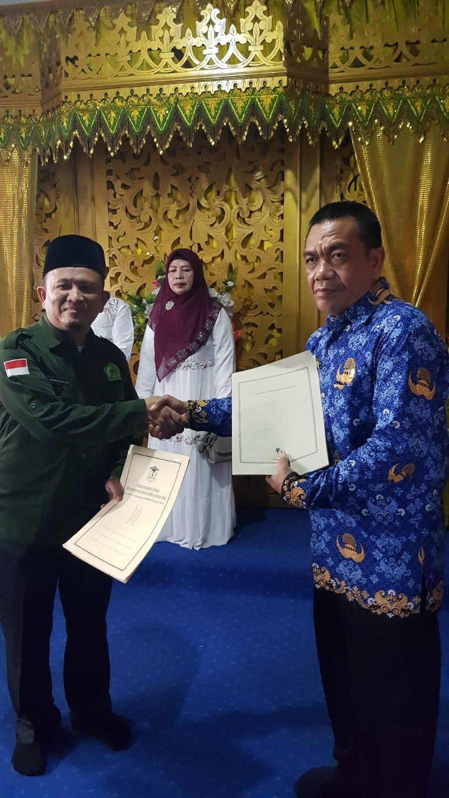 Ka.kua Binjai Timur Khairullah Sani,S.Ag Menyerahkan Buku Nikah KK dan KTP Secara Langsung 