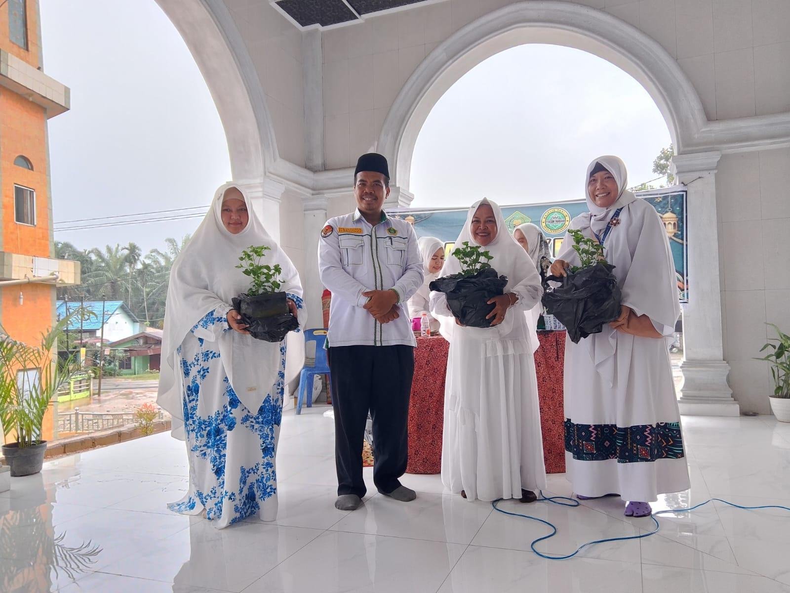 Ka. KUA Bilah Hulu Bagikan Bibit Bayam Brazil Kepada Majelis Taklim