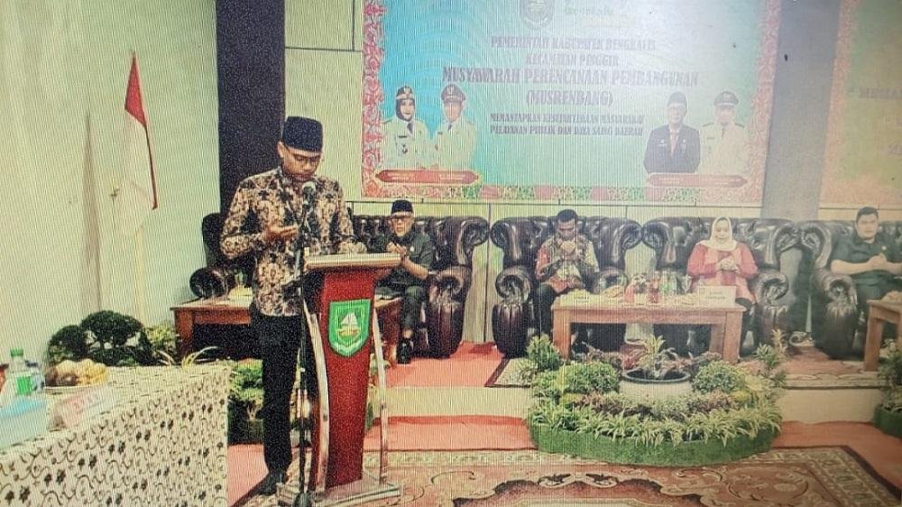 Kepala KUA Pinggir tampil membaca do'a dalam Musyawarah Perencanaan Pembangunan (Musrembang)