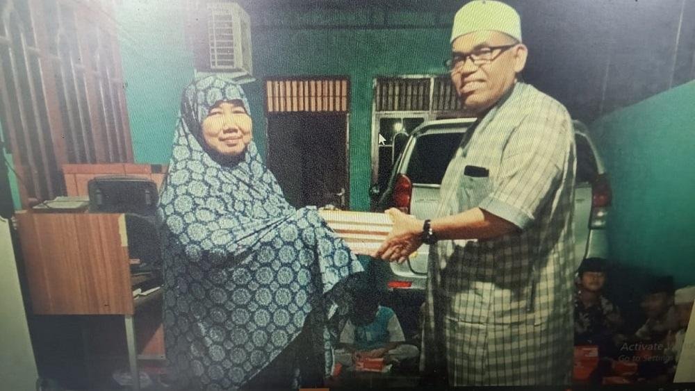 KUA Tanah Putih Serahkan Wakaf Al Qur'an Ke Rumah Belajar Al-Qur'an Azzamaniah