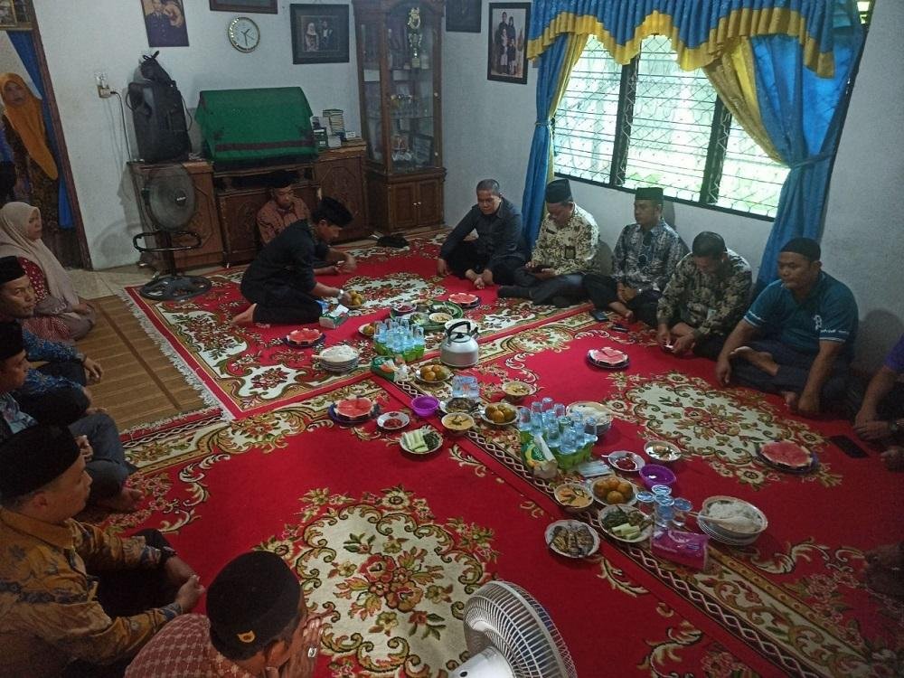 APRI Indragiri Hulu Pererat Silaturahmi dengan Takziah ke Rumah Duka Pegawai Kemenag