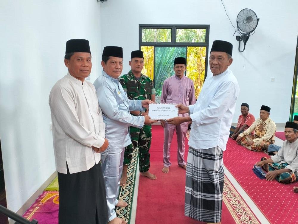 Hadiri Peresmian Pemakaian Masjid Al-Huda, KUA Kecamatan Kuantan Hilir Seberang Serahkan Bantuan Kitab Suci Al-Qur'an
