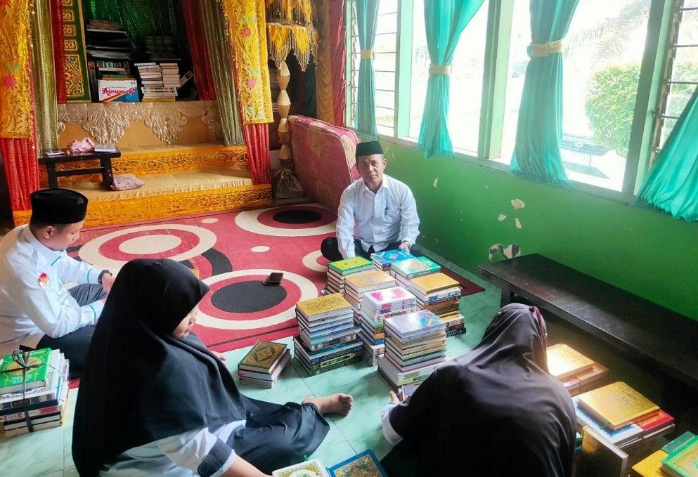 KUA Peranap Distribusikan 232 Mushaf Al-Qur'an ke Masjid dan Musholla
