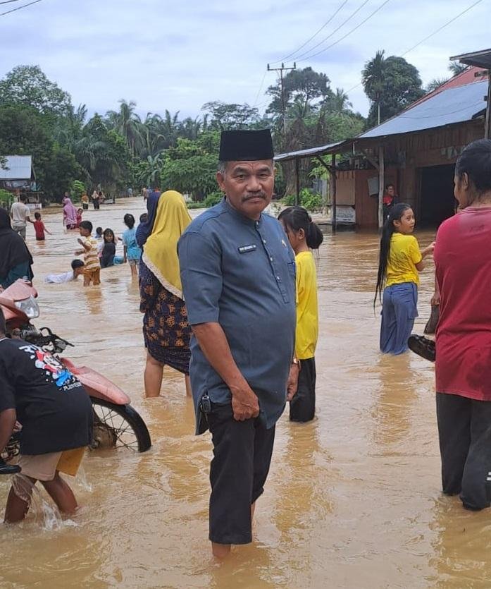Banjir Melumpuhkan Akses ke Kantor Urusan Agama Kecamatan Logas Tanah Darat