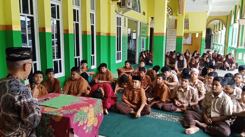 Penghulu KUA Payung Sekaki Lakukan Penyuluhan Kepada Siswa MTs Al-Fajar 