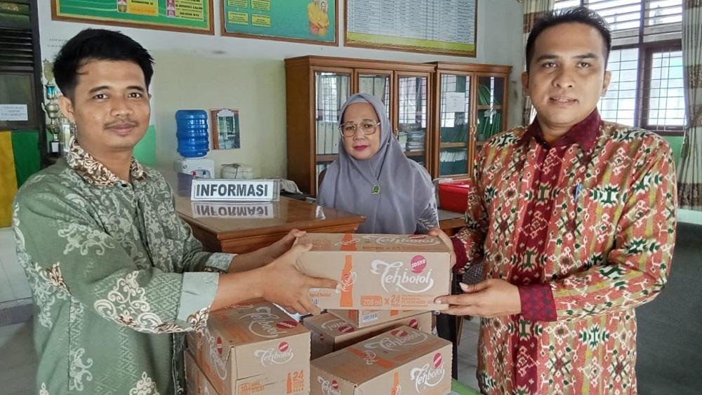 Berbagi Kebahagiaan, Ka. KUA Payung Sekaki Serahkan Minuman