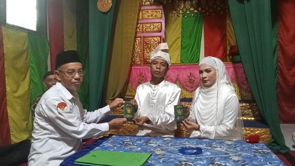 Penghulu Muda KUA Payung Sekaki Pimpin Akad Nikah Di Penghujung Ramadhan