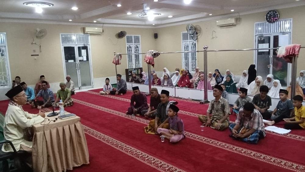 Penghulu Muda KUA Payung Sekaki Sampaikan Tausiah Ramadhan di Masjid Syukran 