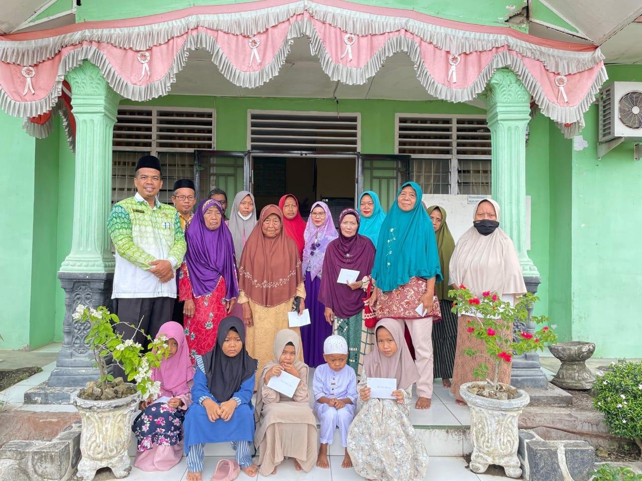 MENJELANG IDUL FITRI KUA BILAH HULU BAGIKAN SANTUNAN
