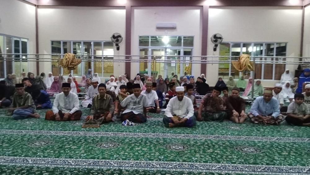 Malam Terakhir Ramadhan, Penghulu KUA Payung Sekaki  Tausiah Di Masjid Fathul Khair