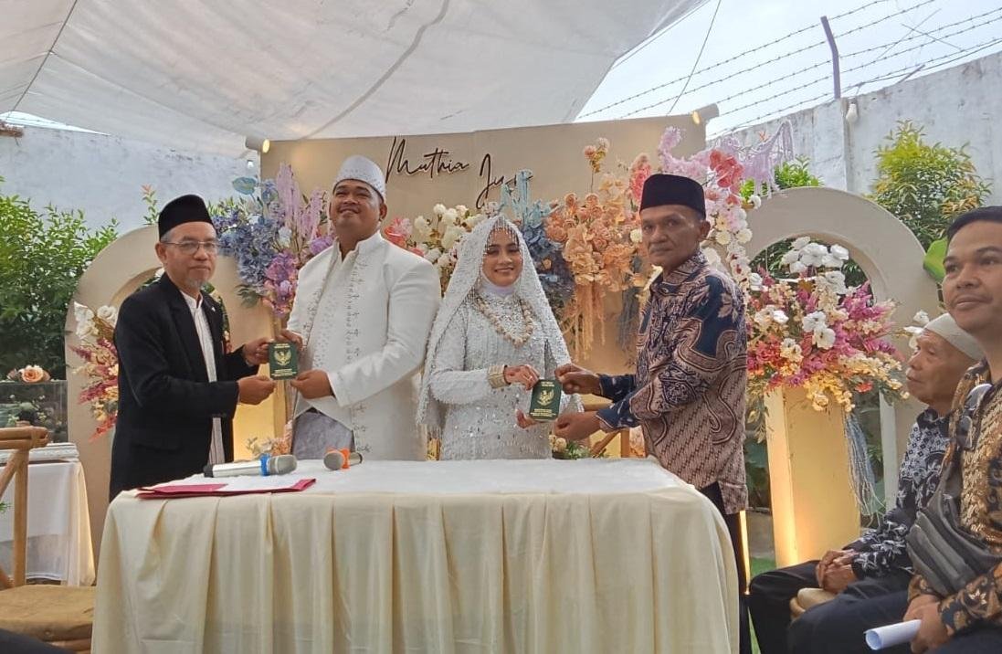 Penghulu Muda  KUA Payung Sekaki Hadiri Akad Nikah Muthia dan Jun   Di Selebrity Cape