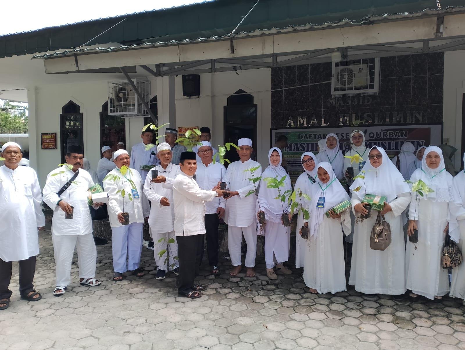 KEPALA KUA MEDAN DENAI : BAGIKAN POHON MATOA KEPADA PESERTA MANASIK HAJI