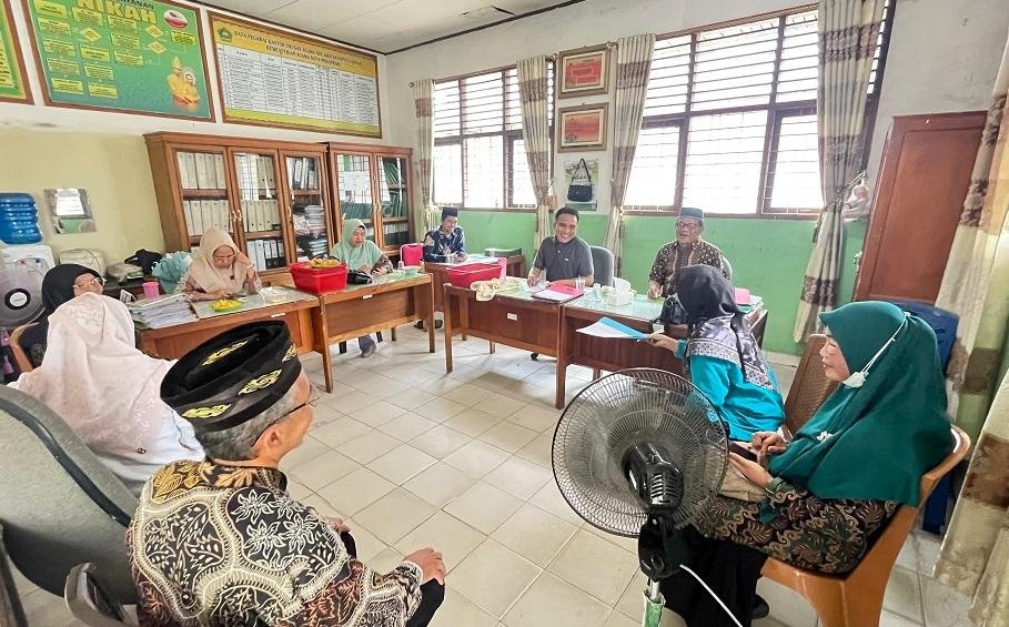 Ka. KUA Payung Sekaki Gelar Rapat Bulanan