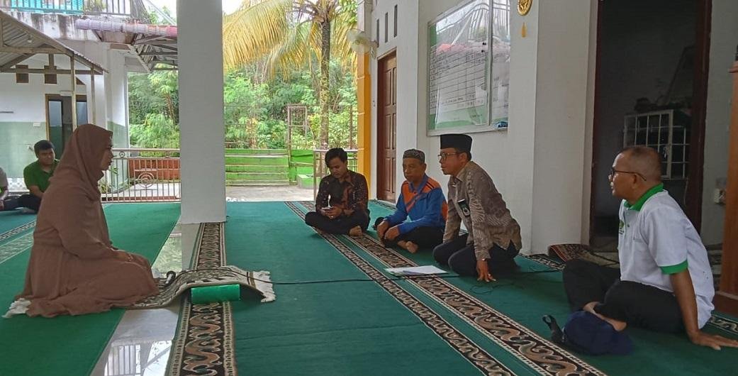Penghulu Muda KUA Payung Sekaki Jadi Saksi Pengislaman