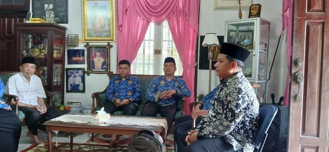 KUA Lima Puluh Lakukan Kunjungan Duka Ke Kediaman almarhum OK. Pulsamitra Tetangga Depan Kantor