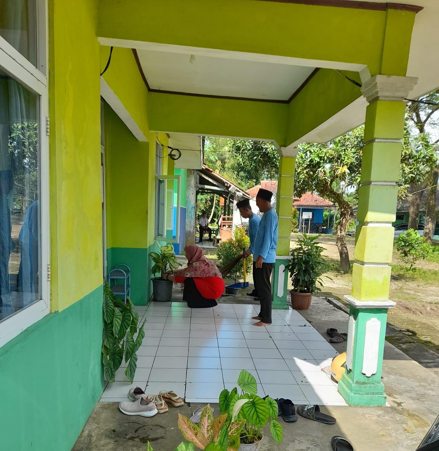 KUA Banjarsari Rutin Gelar Gotong Royong Setiap Jumat: Wujudkan Lingkungan Bersih, Indah, dan Bernilai Ekoteologi