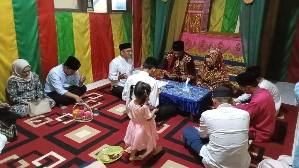 Ka. KUA Payung Sekaki Pimpin Pelaksanaan Akad Nikah Di Kantor