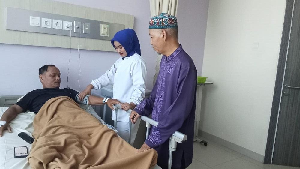 Mewakili Ka. KUA, Payung Sekaki, Penghulu Muda Besuk Pegawai Yang Sakit