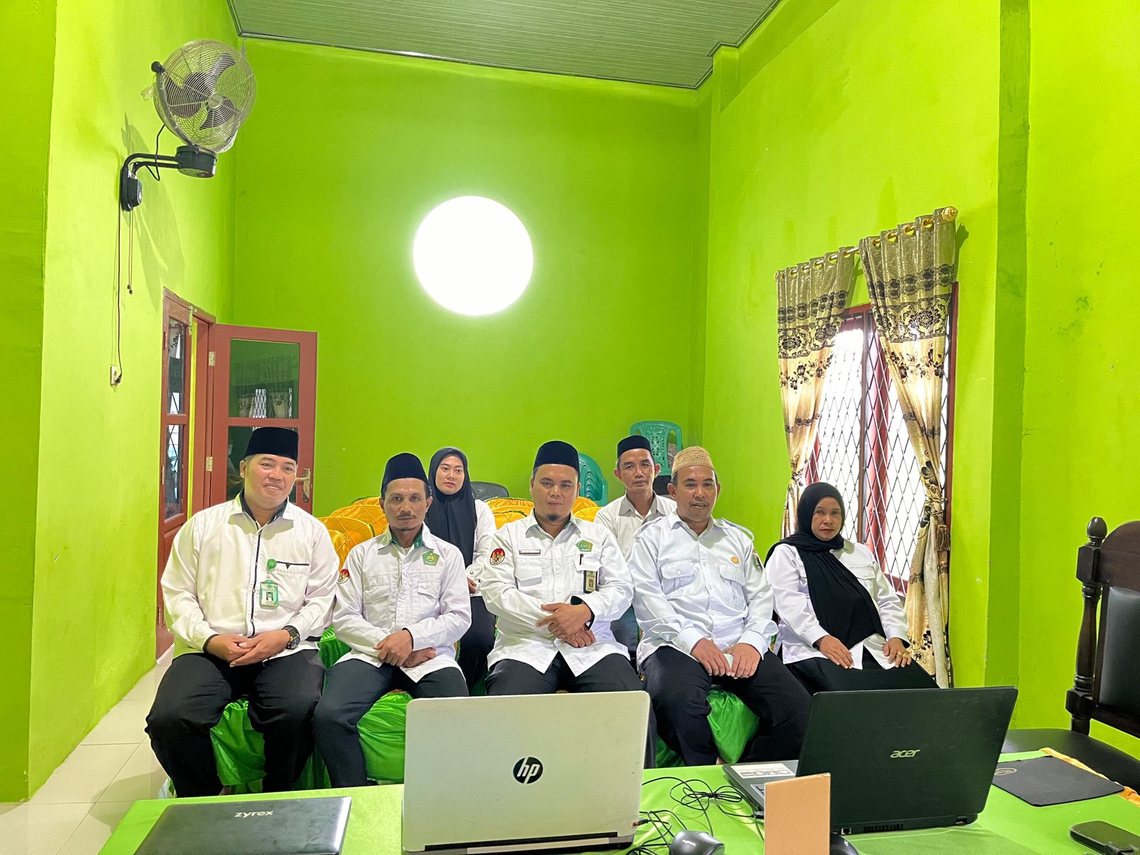 Keluarga Besar KUA Jabung Ikuti E-Learning Anti Gratifikasi Kemenag Serentak Nasional