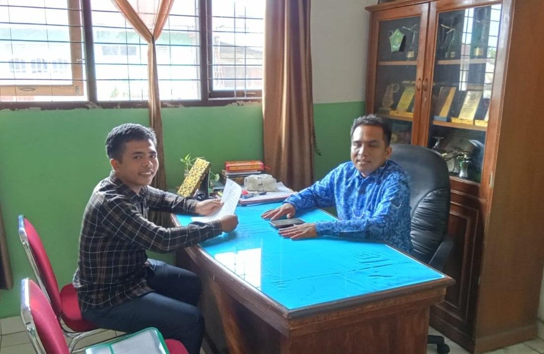 Gesa Skripsi, Mahasiswa Wawancarai Ka. KUA Payung Sekaki 
