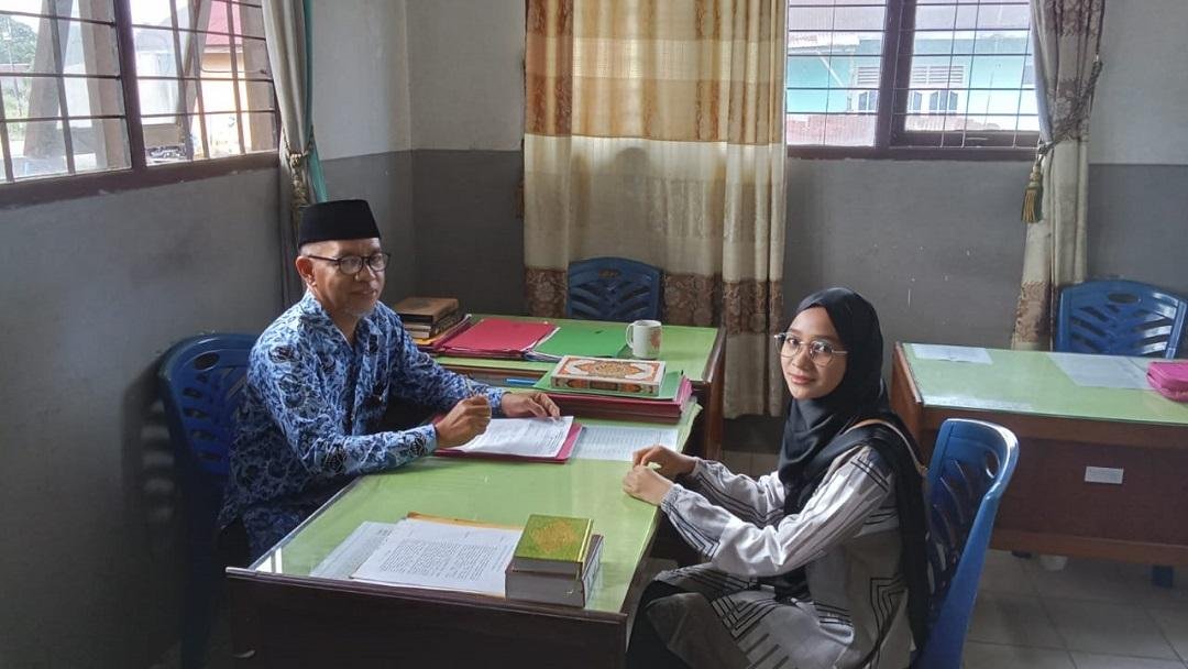 Mahasiswi UIN Suska Riau Wawancara Di KUA Payung Sekaki 