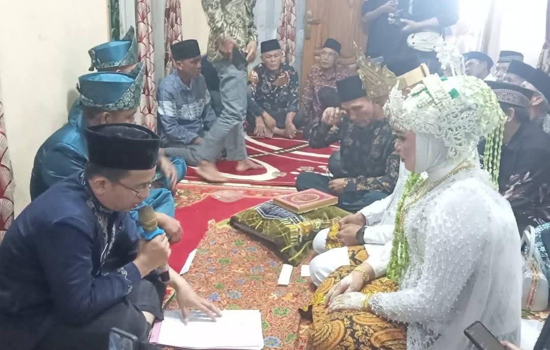 Kepala KUA Sindang Beliti Ilir Pandu Prosesi Pernikahan di Desa Lubuk Belimbing