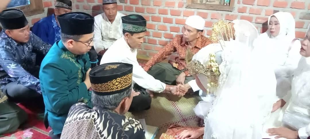 Kepala KUA Sindang Beliti Ilir Pandu Akad Nikah Penuh Khidmat di Lubuk Bingin Baru