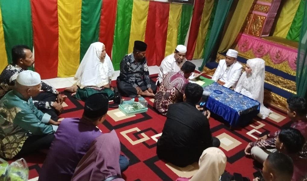 Penghulu Senior KUA Payung Sekaki Pimpin Pelaksanaan Akad Nikah Di Kantor