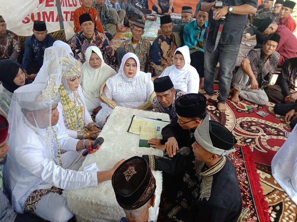 Penghulu KUA Binduriang Catat Pernikahan di Desa Kampung Jeruk
