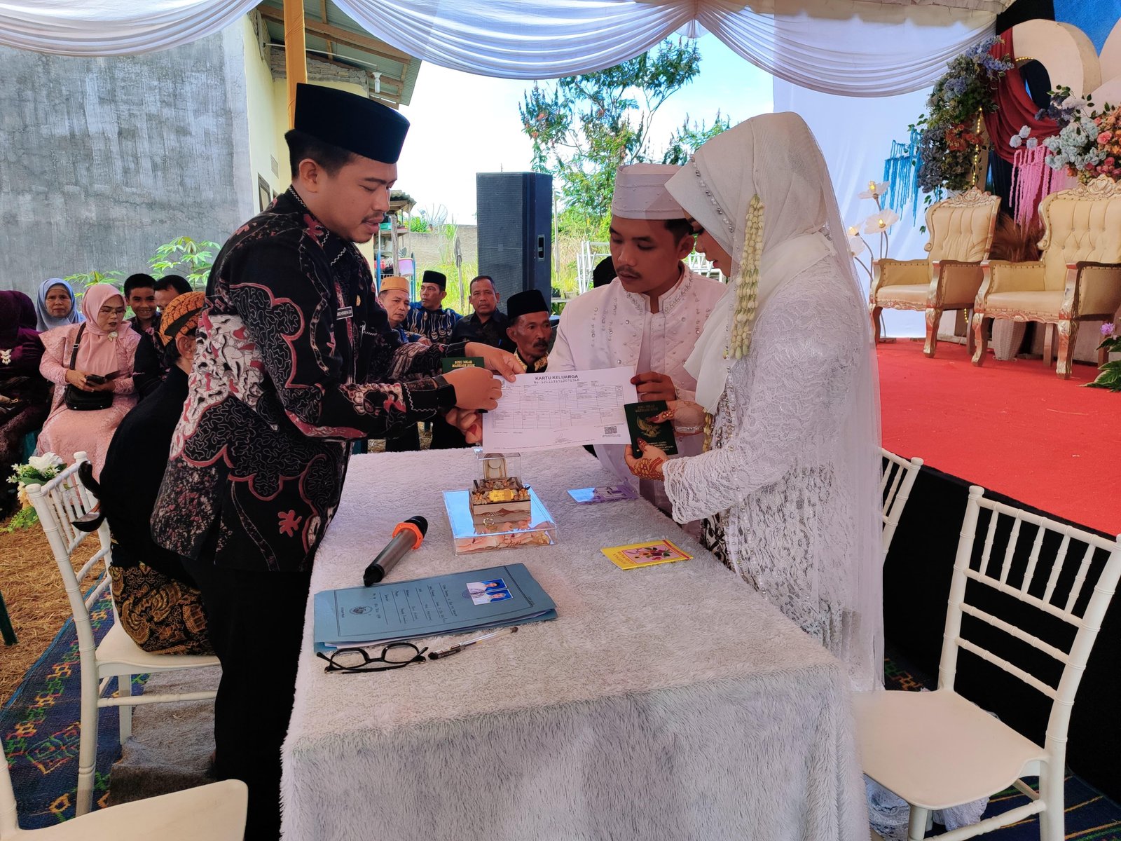 Akad Nikah Selesai, Kepala KUA Sidikalang Serahkan Dokumen Adminduk