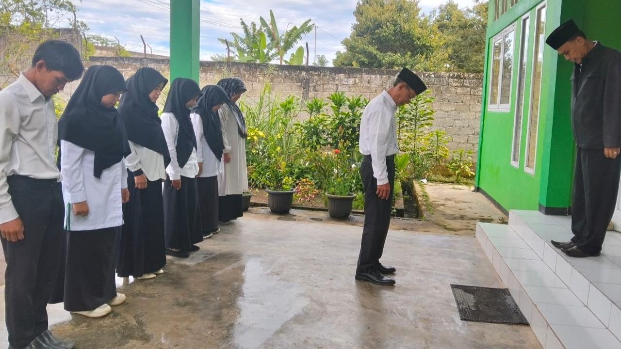 Amanah Kepala KUA Bermani Ulu Raya “Berbagi Bahagia Merajut Harapan” Pada Apel Rutin Senin