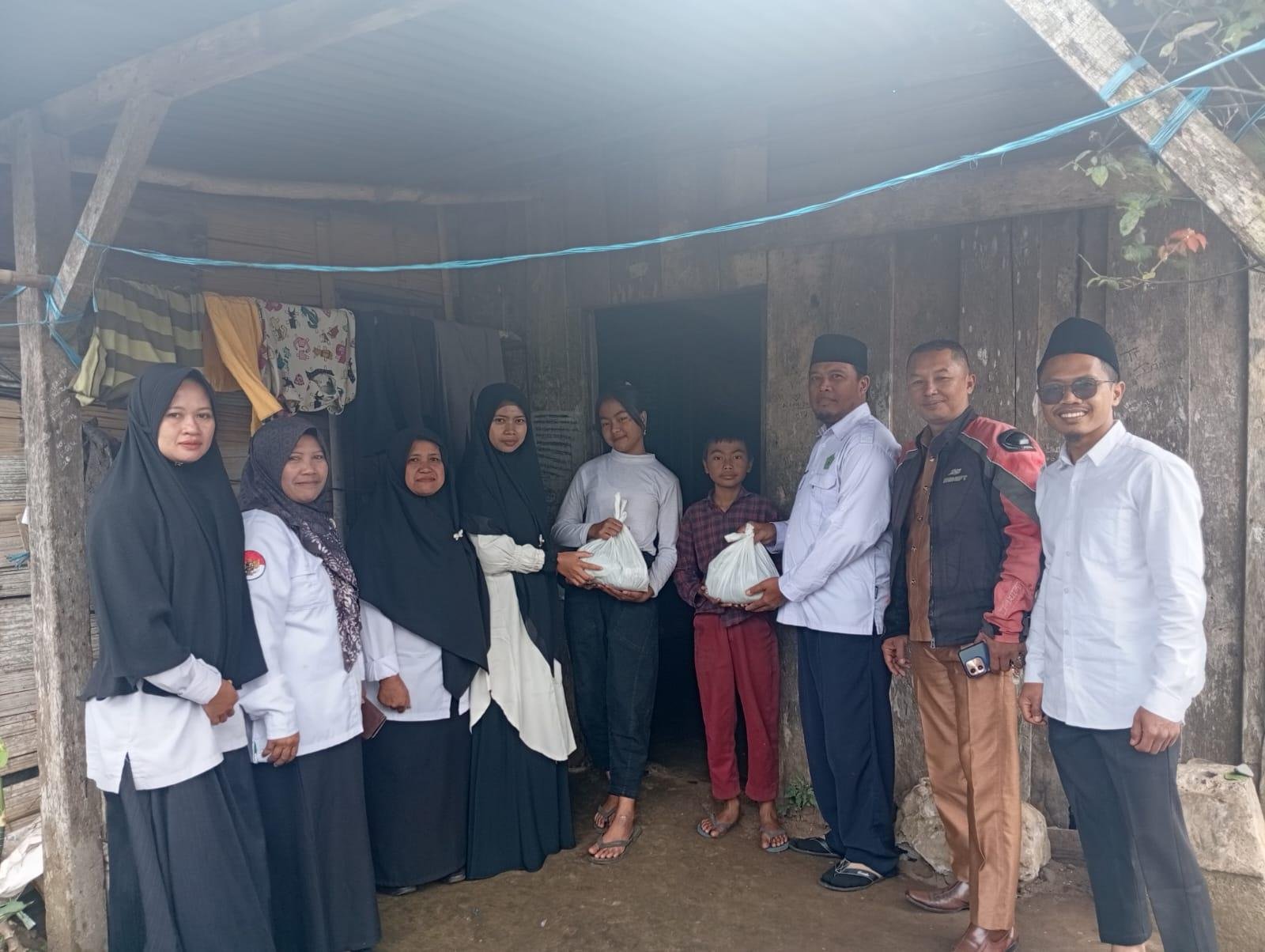 KUA Sindang Kelingi Salurkan Bantuan Lebaran Anak Yatim, Dhuafa, dan Fakir Miskin hingga ke Pelosok Desa