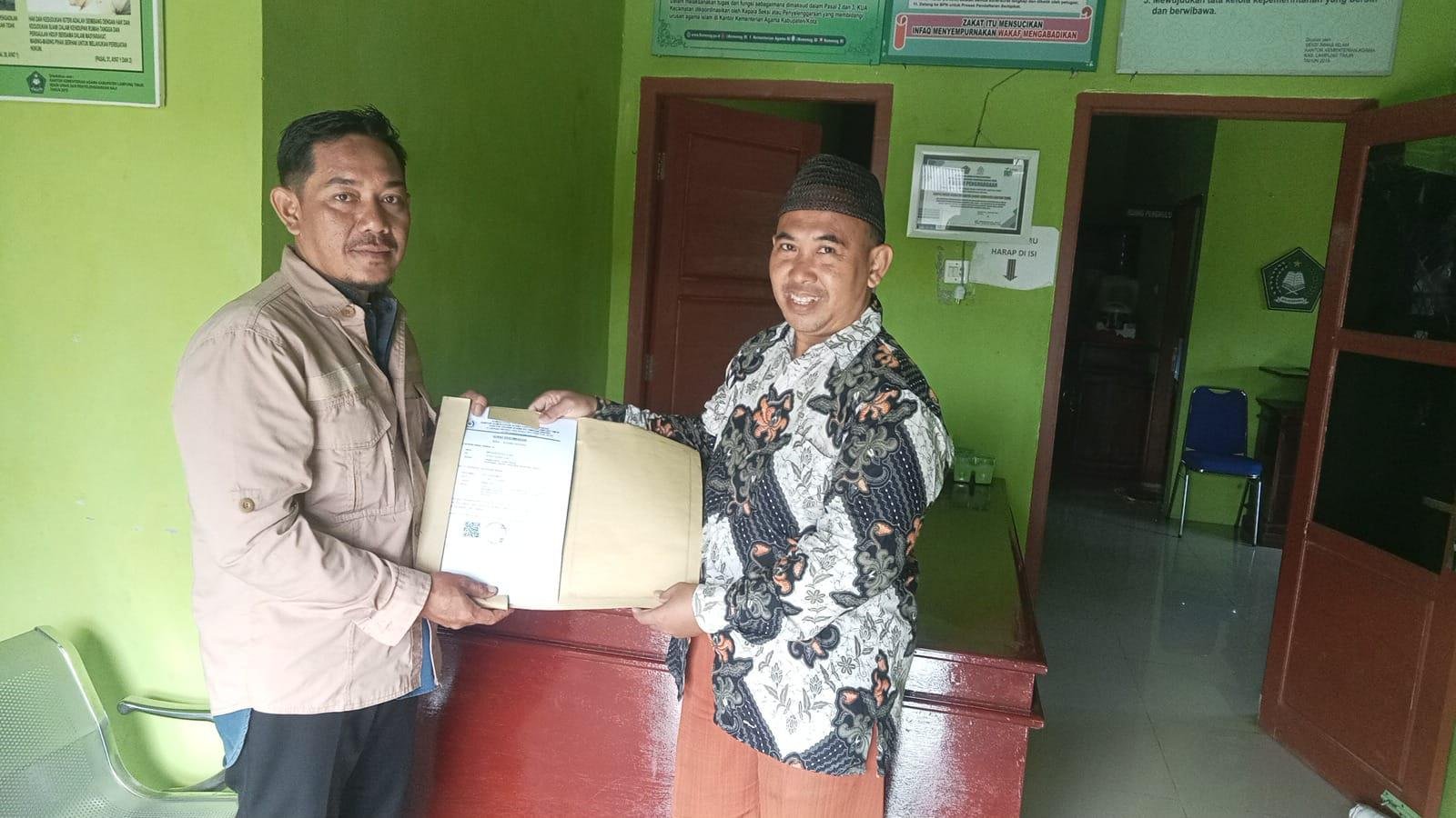 Penyuluh Agama Islam KUA Jabung, Ibnu Yatim, SH, Serahkan ID Masjid Baiturrahman Belimbingsari