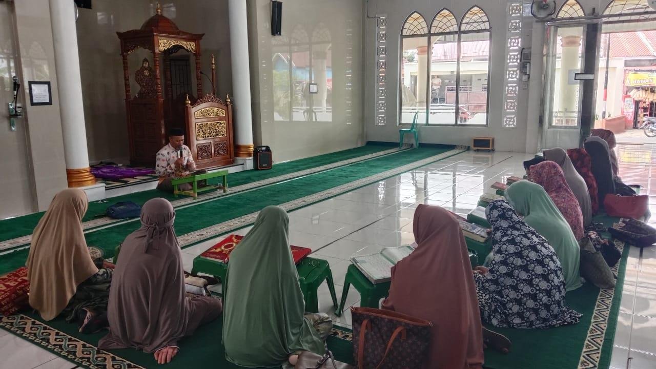 Kepala KUA Curup Selatan Berikan Penyuluhan Pernikahan di Majelis Taklim Rahmatan Tempel Rejo