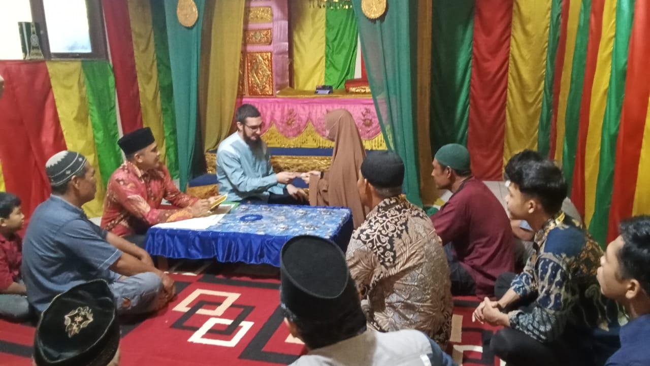 Ka. KUA Payung Sekaki Pimpin Pelaksanaan Akad Nikah WNA