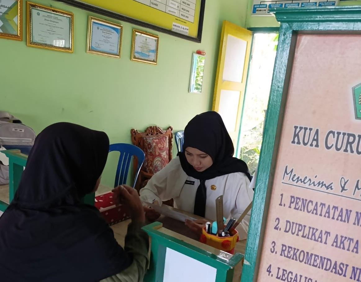 Petugas KUA Curup Selatan Lakukan Pemeriksaan Berkas Pendaftaran Nikah Sebelum Naik ke Penghulu