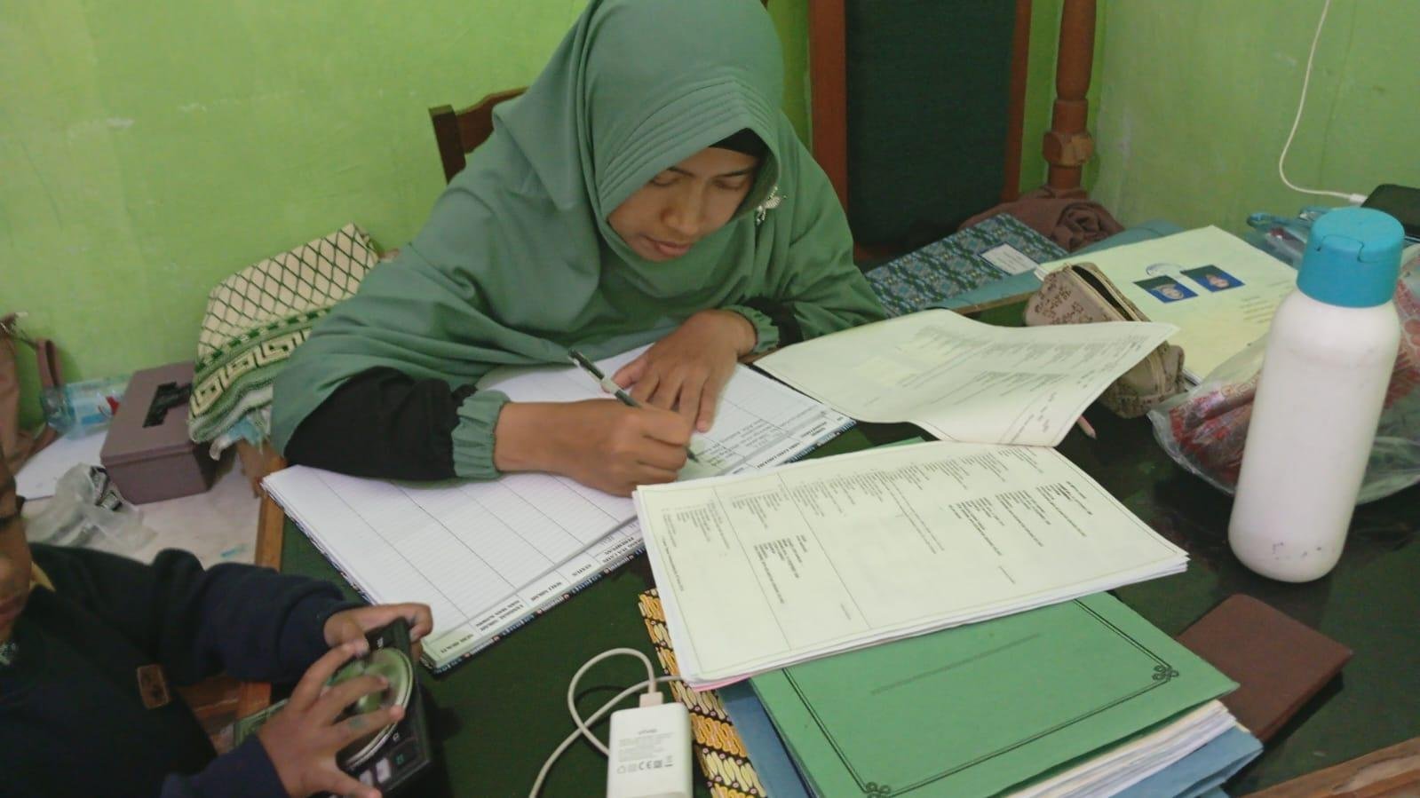 KUA Sindang Kelingi Lakukan Pengarsipan Akta Nikah Bulan Juni: Septi Arjuani Jalankan Tugas Tambahan Sebagai JFk