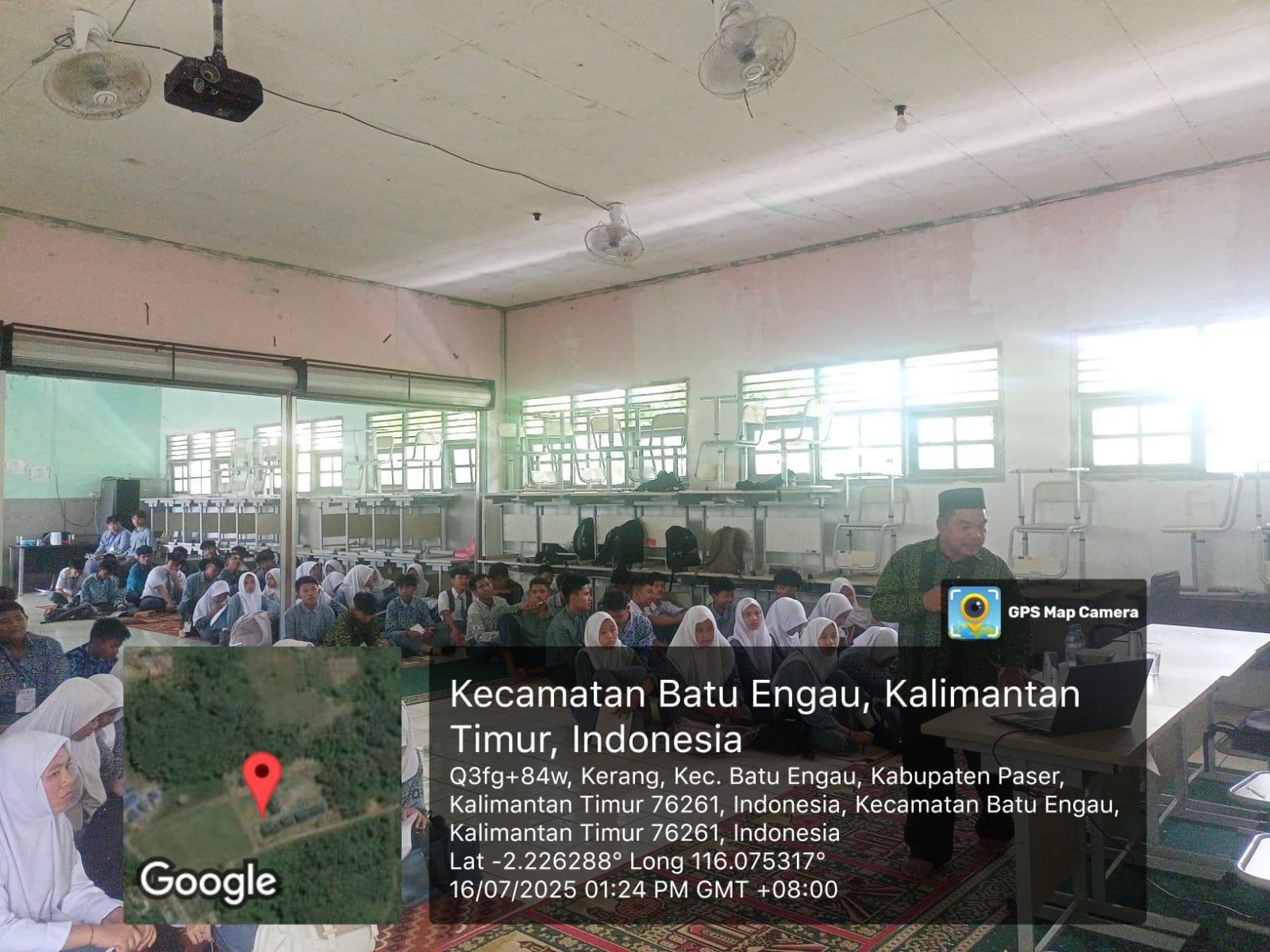 Kepala KUA Batu Engau Berikan Penyuluhan Tentang Pernikahan Usia Dini di SMA Negeri 1 Batu Engau