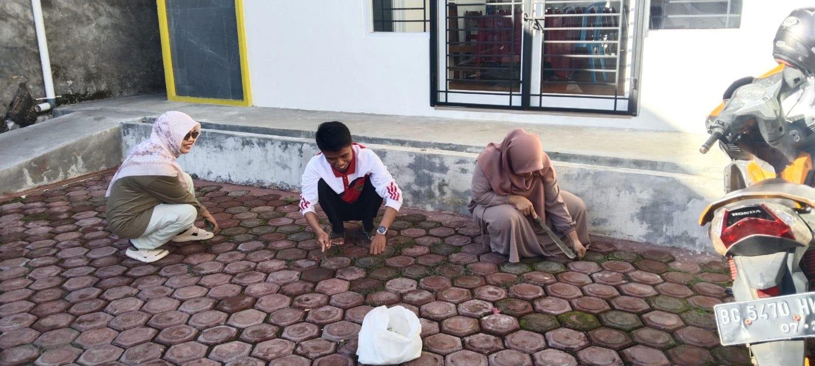 Giat Jumat Bersih, Karyawan KUA Curup Tunjukkan Kepedulian Lingkungan